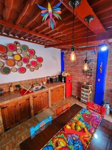 - une cuisine avec des plaques accrochées au mur dans l'établissement LA CASITA YALI, à San Martín de las Pirámides