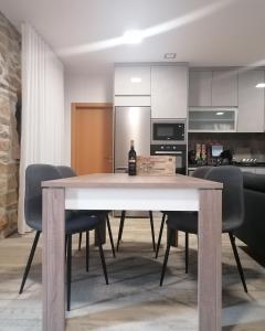 皮涅爾的住宿－Refúgio do Côa - Pure Countryside Experience，一间带桌椅的用餐室