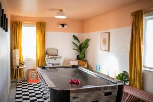 ein Wohnzimmer mit einem großen Billardtisch in der Unterkunft Fun 4 BR Rexburg Retreat and Game Room, Sleeps 12 in Rexburg