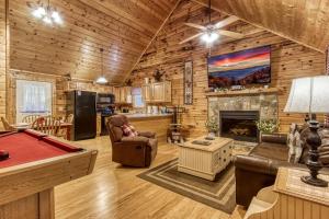 een blokhutwoonkamer met een pooltafel bij Little Slice of Heaven -1BR 1BA Close to Town and Resort Amenities cabin in Pigeon Forge