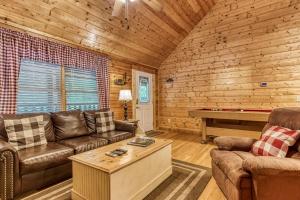 een woonkamer met lederen meubels en een pooltafel bij Little Slice of Heaven -1BR 1BA Close to Town and Resort Amenities cabin in Pigeon Forge
