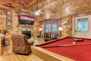 een woonkamer met een pooltafel in een hut bij Little Slice of Heaven -1BR 1BA Close to Town and Resort Amenities cabin in Pigeon Forge