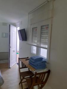 ein Zimmer mit einem Tisch und blauen Handtüchern darauf in der Unterkunft Apartamento Estudio B-1 in Madrid
