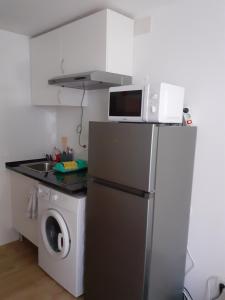 eine Küche mit einer Mikrowelle auf dem Kühlschrank in der Unterkunft Apartamento Estudio B-1 in Madrid