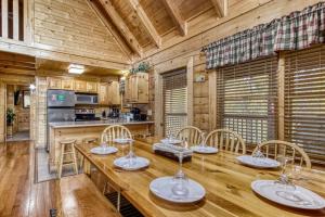 Η κουζίνα ή μικρή κουζίνα στο ERN819 - Mountain Majesty - Great Location! Close to All the Action! cabin