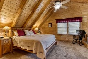 Ένα ή περισσότερα κρεβάτια σε δωμάτιο στο ERN819 - Mountain Majesty - Great Location! Close to All the Action! cabin