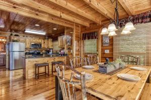 Η κουζίνα ή μικρή κουζίνα στο Majestic Mountain View - Great Location! - Convenient to Everything! cabin