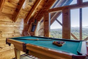 Τραπέζι μπιλιάρδου στο Majestic Mountain View - Great Location! - Convenient to Everything! cabin