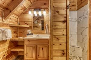 Ένα μπάνιο στο Majestic Mountain View - Great Location! - Convenient to Everything! cabin +35 φωτογραφίες