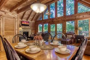 comedor y sala de estar con mesa y sillas en ER1 - Smoky Mountain Escape Great location - Close to town! cabin, en Pigeon Forge