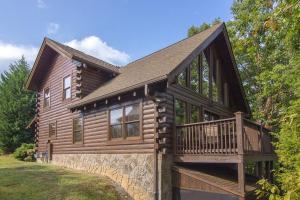 Cabaña de madera con porche y terraza en ER1 - Smoky Mountain Escape Great location - Close to town! cabin, en Pigeon Forge