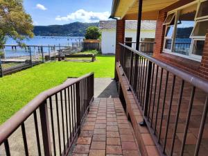En balkong eller terrasse på Seaside Cottage with Jetty