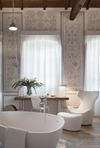 a living room with a table and a white tub at Casa Clat in Cagliari