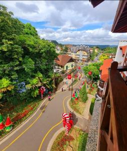 - une vue sur une rue avec une moto sur la route dans l'établissement Apartamento Rua Torta, à Gramado