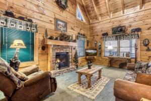 ER84 - Serenity Summit - Great location, Close to all the action! cabin في بيدجن فورج: غرفة معيشة مع مدفأة في كوخ خشبي