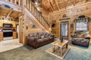 ER84 - Serenity Summit - Great location, Close to all the action! cabin في بيدجن فورج: غرفة معيشة مع كنب وطاولة في كابينة