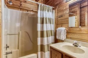 ein Bad mit einer Dusche und einem Waschbecken in der Unterkunft ER5 - Log Heaven - Great location! Close to all the action! cabin in Pigeon Forge
