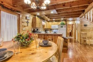 Una cocina con una mesa de madera y un comedor. en ER312- Bear Mountain Memories- Great location- Close to town cabin, en Pigeon Forge