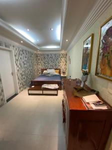 um quarto com uma cama, uma cómoda e uma secretária em Casa com Piscina Canto do Forte - Praia Grande na Praia Grande