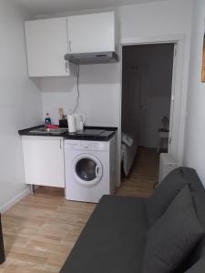 a kitchen with a washing machine in a room at Apartamento C in Madrid