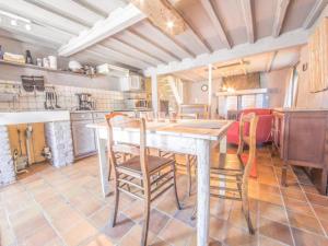een keuken met een tafel en stoelen in een kamer bij Holiday home Le Fournil in Manhay with garden in Manhay