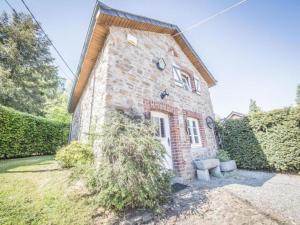 Zahrada ubytování Holiday Home in Manhay with Garden BBQ