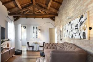 a living room with a couch and a table at Casa Clat in Cagliari