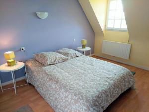 ein Schlafzimmer mit einem Bett und zwei Lampen auf einem Tisch in der Unterkunft Breton cottage in a quiet location with fireplace, Plouenan in Plouénan