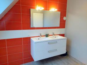 Kúpeľňa v ubytovaní Holiday Home in Brittany near Penze River + 21 fotografií