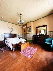 sypialnia z łóżkiem, komodą i lustrem w obiekcie B&B Au Petit Roi w mieście Quebec City