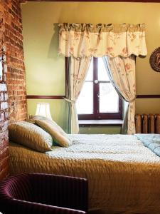 a bedroom with a bed and a window at B&B Au Petit Roi in Quebec City