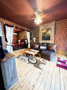 a living room with a couch and a table at B&B Au Petit Roi in Quebec City
