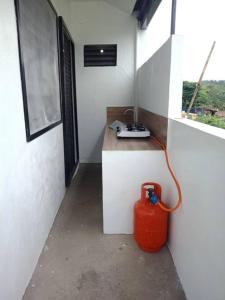 einem roten Hydranten in einem Raum in der Unterkunft Cozy9-14 2BR at Mandaue City in Mandaue City
