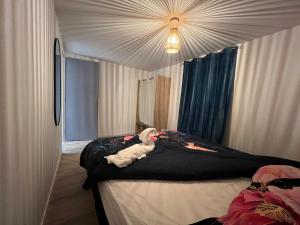 um quarto com duas camas com um animal branco em Le cocon du centre ville em Saint-Dizier
