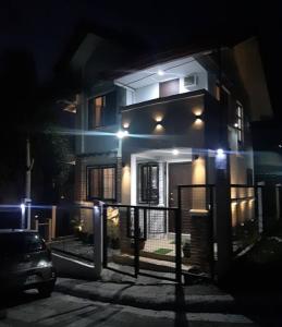 una casa con un coche aparcado delante de ella por la noche en A sea view 3 bedroom beach vacation home, en Camudmud