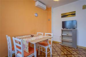 ein Esszimmer mit einem Tisch und Stühlen in der Unterkunft Apartments with a parking space Losinj, Losinj - 20184 in Mali Lošinj