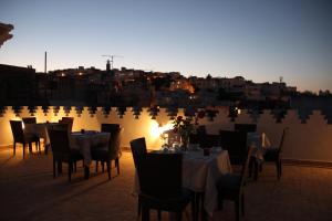 Ein Restaurant oder anderes Speiselokal in der Unterkunft Dar Souran 