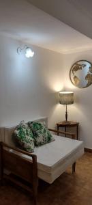 1 cama con 2 almohadas en una habitación en Barrio Norte hermoso apart privado en San Miguel de Tucumán