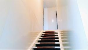 芒特哈根的住宿－Shalom Mission Home，建筑中的一个楼梯,有黑白色的楼梯