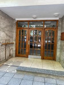 una entrada a un edificio con puertas de madera en Mar del Plata Guemes Centro en Mar del Plata