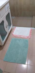 a bathroom with two rugs on the floor and a sink at Haus Berg in São Francisco de Paula