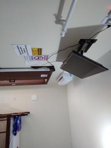 une lampe de plafond suspendue au plafond dans l'établissement Pousada JOSHUA, à Penha