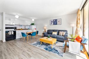 ein Wohnzimmer mit Sofa und Tisch in der Unterkunft Charming Condo Steps from Waikiki Beach with Parking! in Honolulu