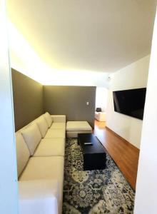 sala de estar con sofá blanco y mesa en Habitación privada con terraza en Polanco., en Ciudad de México