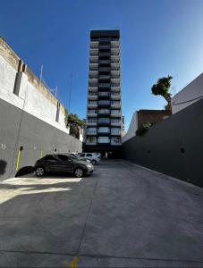 un coche aparcado en un estacionamiento con un edificio alto en Start San Martín 2 en Buenos Aires
