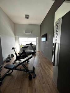 una sala de fitness con un gimnasio con cinta de correr en Start San Martín 2 en Buenos Aires
