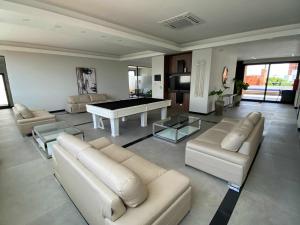 ein Wohnzimmer mit einer Couch und einem Billardtisch in der Unterkunft La Foret 2 dormitorios in Santa Cruz de la Sierra