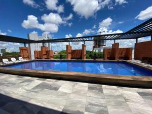 ein großes Schwimmbad auf einem Gebäude in der Unterkunft La Foret 2 dormitorios in Santa Cruz de la Sierra