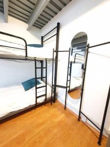 מיטה או מיטות קומותיים בחדר ב-Habitación privada c/ terraza &escritorio Polanco.
