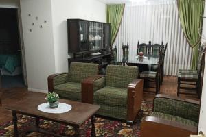拉巴斯的住宿－acogedor departamento，客厅配有两把椅子和一张桌子